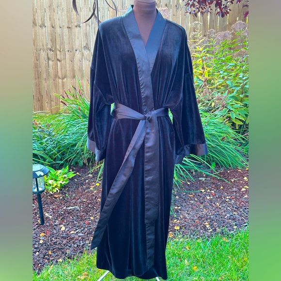JONES NEW YORK sL/XL full length blk robe-velour/satiny trim-attached belt-soft! - Picture 1 of 5